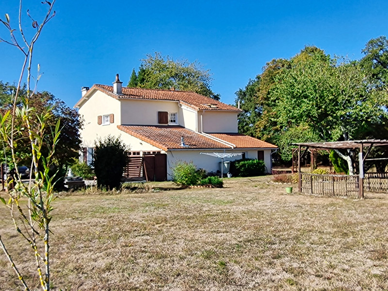 Maison à vendre à Ambernac, Charente - 189 000 € - photo 1