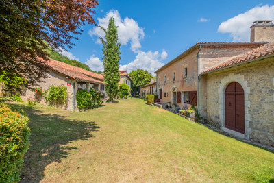 XIth century Templar commandery. Historic residence with crypt and outbuildings. 7.5 ha. Near Périgueux.
