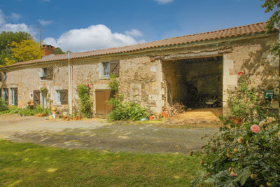 Maison à vendre à Bazoges-en-Pareds, Vendée, Pays de la Loire, avec Leggett Immobilier
