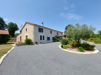 Maison à vendre à Angoulême, Charente - 840.000 € - photo 1