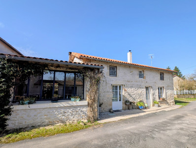 Maison à vendre à Theil-Rabier, Charente, Poitou-Charentes, avec Leggett Immobilier