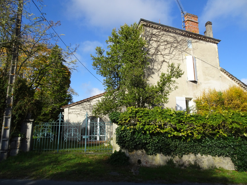 French property for sale in Laroque-Timbaut, Lot-et-Garonne - €214,001 - photo 0