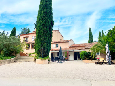 Exceptional agricultural property 3 dwellings + 2360m² of outbuildings + swimming pool + pond +incredible view