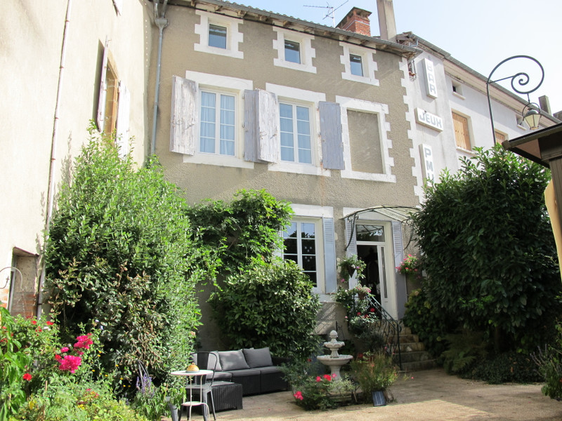Maison à vendre à Confolens, Charente - 244 000 € - photo 1
