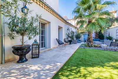 Stunning Maison de Maître in Béziers. 400m² 6 luxury apartments fully renovated, terrace, gardens + parking. 