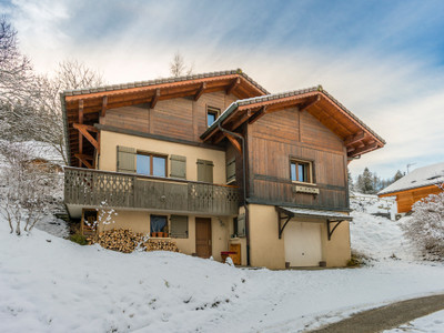 3 bedroom ski chalet of 170m2 for sale in quiet hamlet in Saint Gervais les Bains. Only 1 hour to Geneva. 