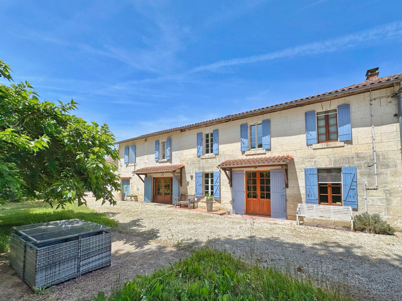 French property for sale in Aubeterre-sur-Dronne, Charente - €395,000 - photo 0