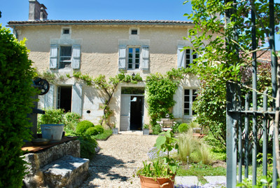 Maison à vendre à Ronsenac, Charente, Poitou-Charentes, avec Leggett Immobilier