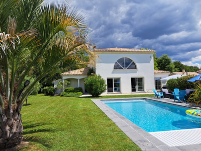 Superb, spacious, light-filled villa with swimming pool