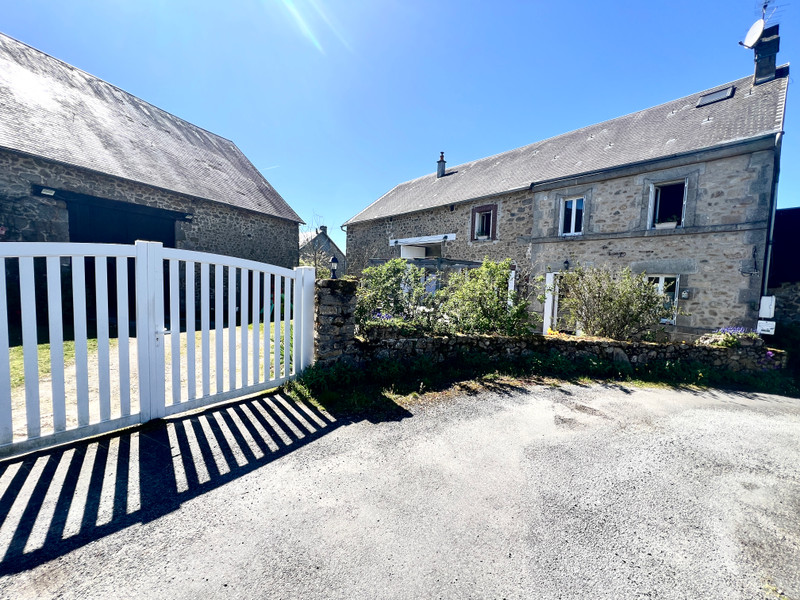 Maison à vendre à Fursac, Creuse - 267.500 € - photo 1
