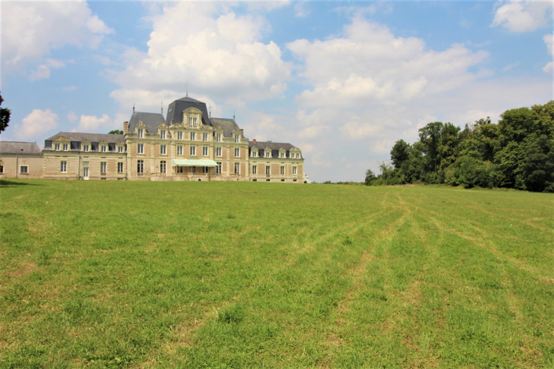 French property for sale in Soulaire-et-Bourg, Maine-et-Loire - &#8364;2,200,000 - photo 2