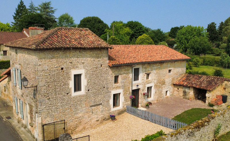 Maison à vendre à Verteuil-sur-Charente, Charente - 349.800 € - photo 1