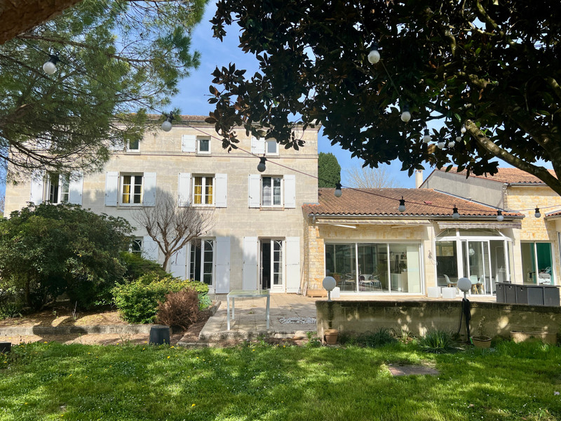 Maison à vendre à Jarnac, Charente - 596 000 € - photo 1