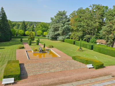 Very well-preserved 1937 Art-Deco house near Rambouillet, set in 3.3ha of grounds with century-old trees.