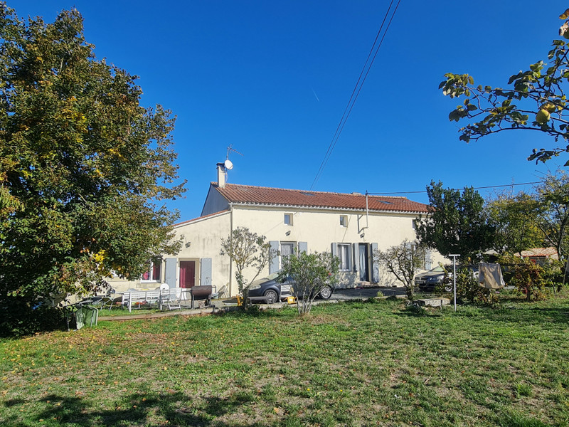 Maison à vendre à Fontenay-le-Comte, Vendée - 240 000 € - photo 1
