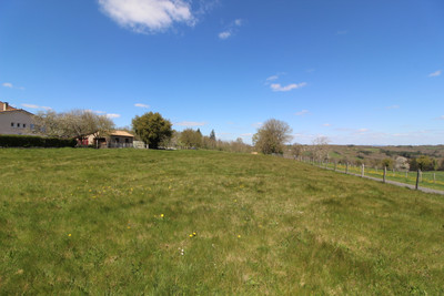 Terrain à vendre à Rochechouart, Haute-Vienne, Limousin, avec Leggett Immobilier