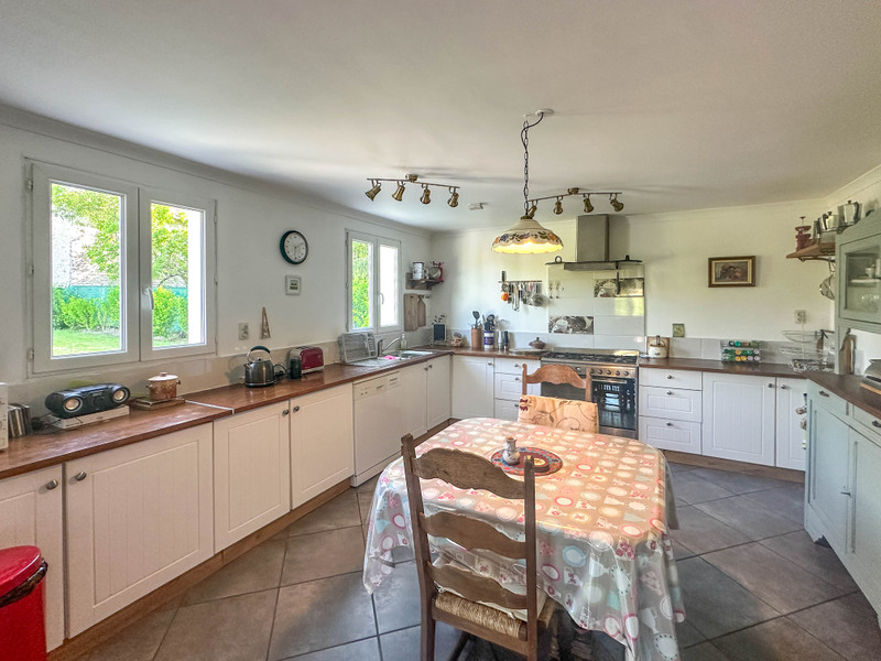 French property for sale in Varaize, Charente-Maritime - €240,000 - photo 5