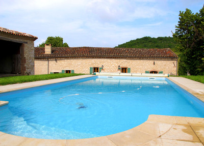 Beautiful renovated house with gites, outbuilding and swimming pool on over 15 ha. Gorgeous view of Cordes.