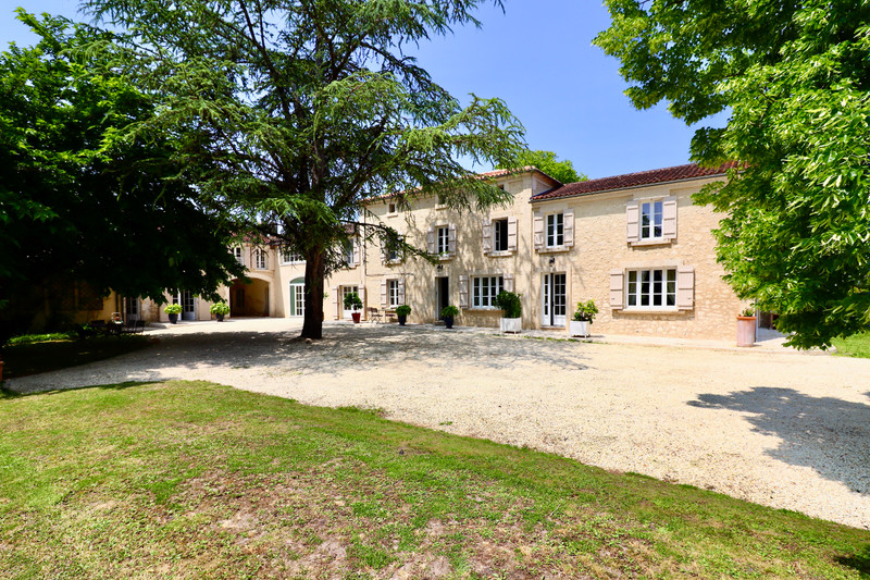 Maison à vendre à Bellevigne, Charente - 577.500 € - photo 1