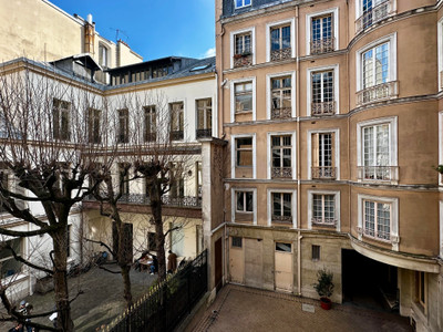 Paris 8. Near the Champs Elysées. 2nd floor with elevator, nicely renovated 102m2 apartment, with 3 bedrooms.