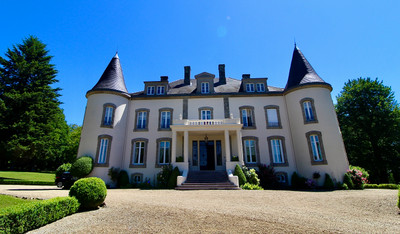 Un magnifique château sur plus de 2.6 hectares de parc arboré, avec 8 chambres et un logement de fonction.