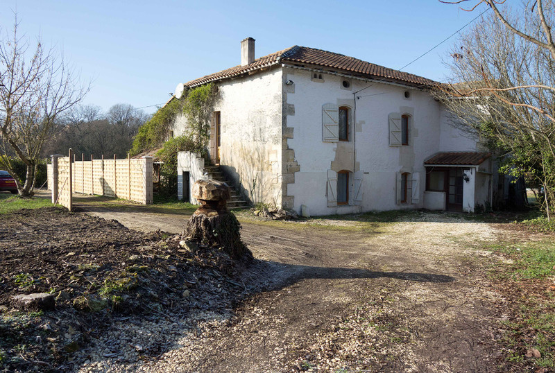 Maison à vendre à Champagne-et-Fontaine, Dordogne - 246 100 € - photo 1