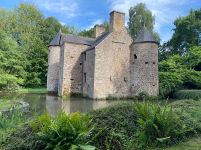 Stunning Manor house in beautiful grounds with a moat and a lake situated 35 min from the Mont St Michel