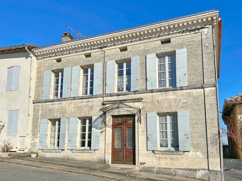 Maison à vendre à Aubeterre-sur-Dronne, Charente - 285.000 € - photo 1