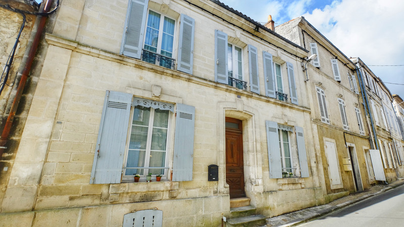 French property for sale in Saint-Jean-d'Angély, Charente-Maritime - €199,800 - photo 0