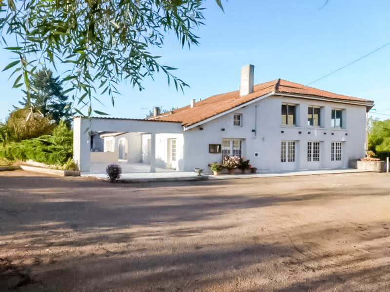 Maison à vendre à Chassenon, Charente - 288.000 € - photo 1