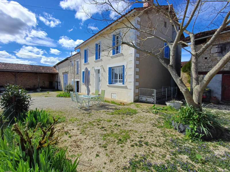 French property for sale in Ventouse, Charente - €299,600 - photo 3