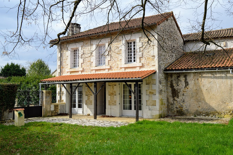 Maison à vendre à Agris, Charente - 152 600 € - photo 1