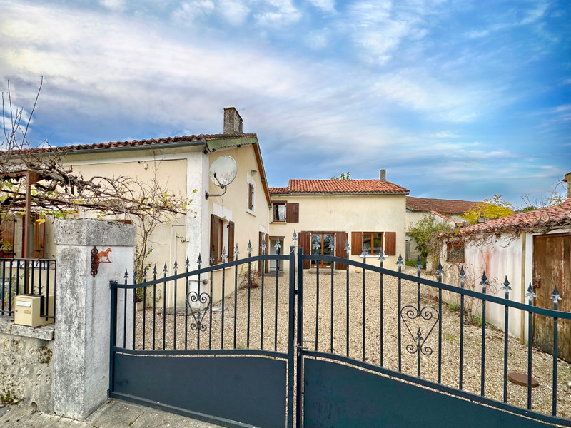 Maison à vendre à La Tour-Blanche-Cercles, Dordogne - 205.000 € - photo 1