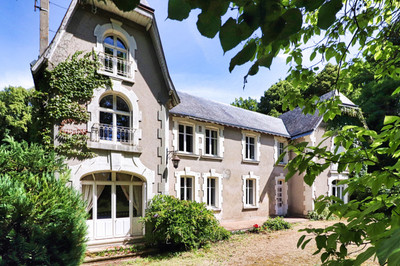 Manor house with function room, pool and beautiful park.