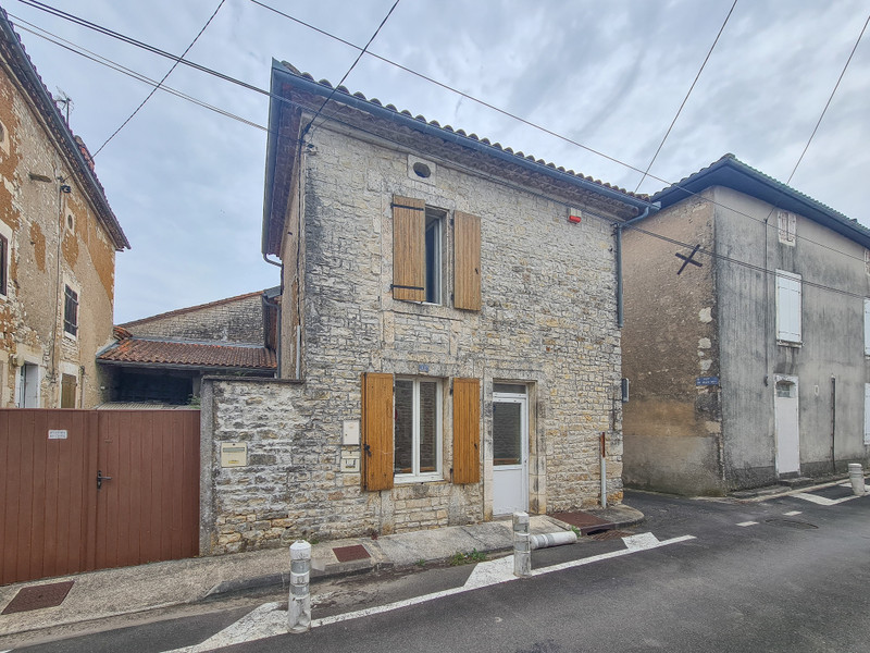 Maison à vendre à Mansle, Charente - 80 300 € - photo 1