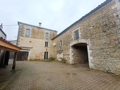 Maison à vendre à Saint-Amant-de-Boixe, Charente, Poitou-Charentes, avec Leggett Immobilier