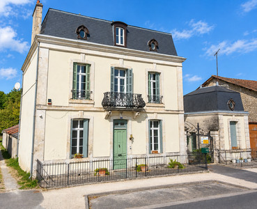 Maison à vendre à Chalais, Charente, Poitou-Charentes, avec Leggett Immobilier