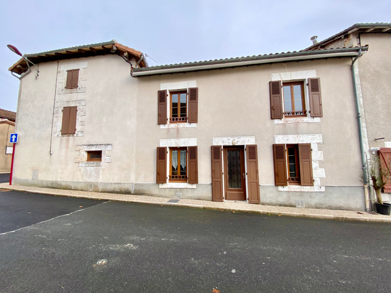 Maison à Rochechouart, Haute-Vienne - photo 1