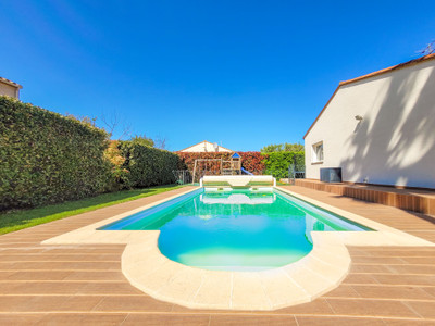 Beautiful DETACHED VILLA with heated pool, planted gardens, garage and parking.  Only 1.5KM to BEACHES 