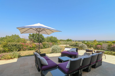 Stunning house with magnificent views, 4 beds, 3 bathrooms. Garage, terrace, private garden, swimming pool.