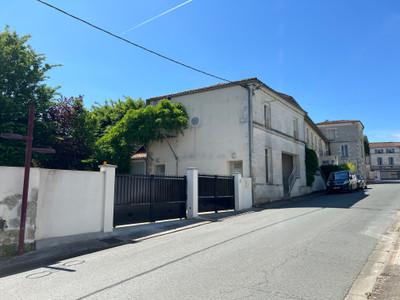 Immeuble à vendre à Saint-Porchaire, Charente-Maritime, Poitou-Charentes, avec Leggett Immobilier