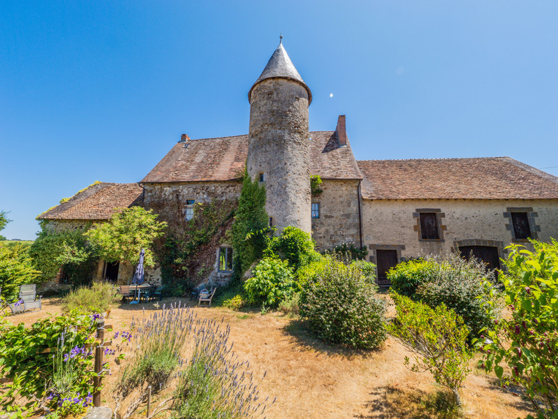 Propriété à vendre à Brigueil-le-Chantre, Vienne - 990 150 €
