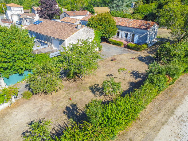Maison à vendre à Brie, Charente - 276.000 € - photo 1