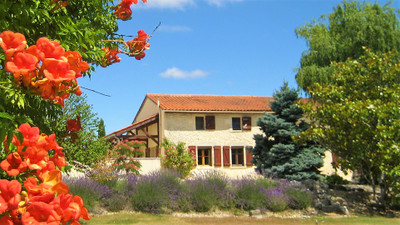 Maison à vendre à Chartuzac, Charente-Maritime, Poitou-Charentes, avec Leggett Immobilier