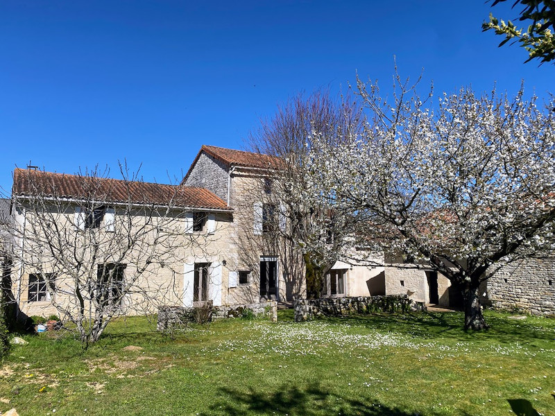 Maison à vendre à Aunac-sur-Charente, Charente - 241.700 € - photo 1