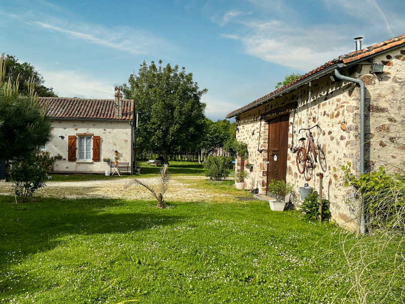 French property for sale in Abzac, Charente - €185,760 - photo 3