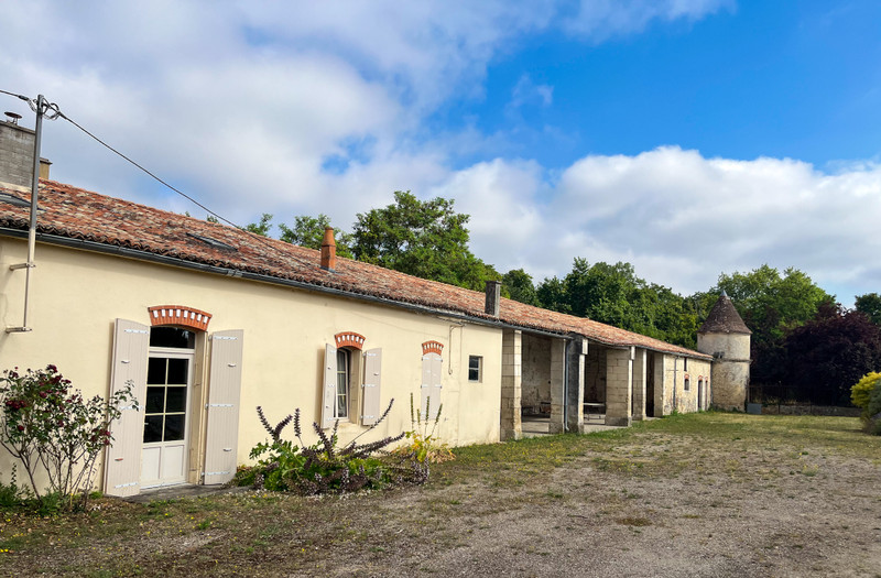French property for sale in Chambon, Charente-Maritime - €457,600 - photo 1