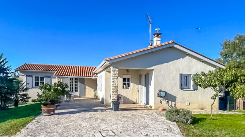 French property for sale in Saint-Eutrope, Charente - €222,600 - photo 2
