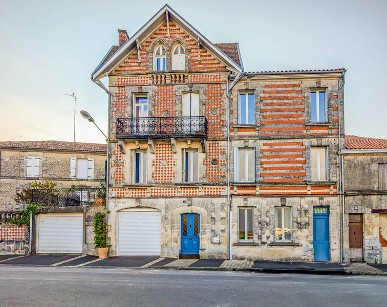 Maison à vendre à Barbezieux-Saint-Hilaire, Charente - 450.000 € - photo 1