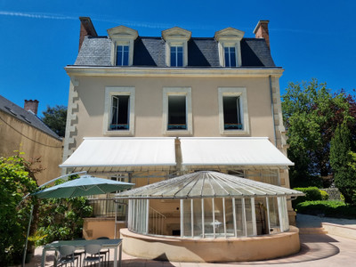 Magnificent detached Maison de Maître with 7 beds and swimming pool on a private plot of about an acre.